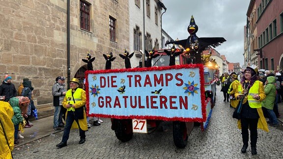 Ein Traktor mit dem Schild "Die Tramps gratulieren"