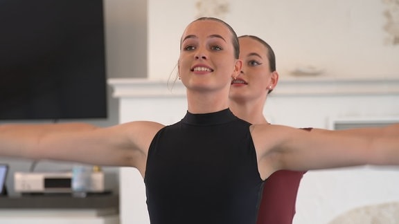 Zwei junge Balletttänzerinnen tanzen.