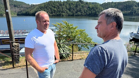 Falko Tiesel und Fischer Joachim Krause vor dem Hohenwarte-Stausee