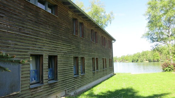Ein Holzhaus am See