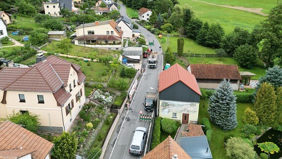 Eine Dorfstraße mit Bauarbeiten von oben