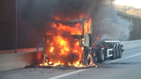 Ein Lkw auf der A9 steht in Flammen