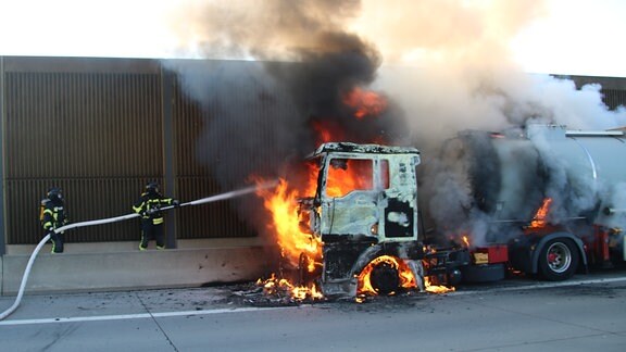Ein Lkw auf der A9 steht in Flammen