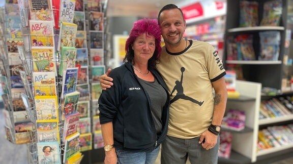 Michél Schulze mit seiner Mutter Kathrin im Kiosk.