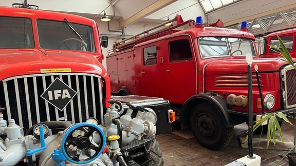 Alte Feuerwehrfahrzeuge in einem Museum