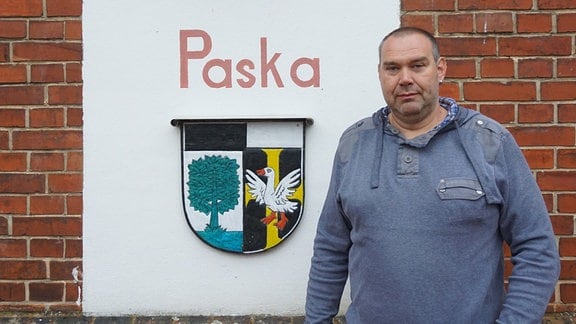 Paskas Bürgermeister Tino Riemschneider lehnt am Gemeindehaus