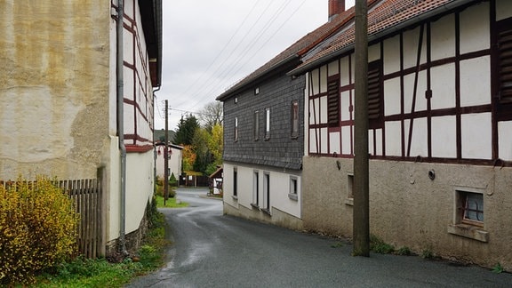 Blick in die Dorfstraße - Fachwerk- und Schieferhäuser in Paska