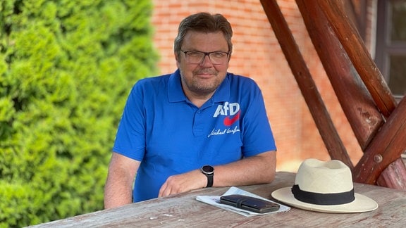 Michael Kaufmann, der AfD-Bundestagsabgeordneter (Saale-Orla-Kreis) in Paska vor dem Gemeindehaus.