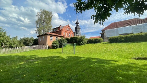 Gemeindehaus, Spielplatz und Kirche von Paska.