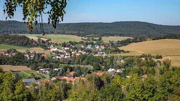 Aussicht von einem Berg auf die Pößnecker Ortsteile Öpitz und Schlettwein
