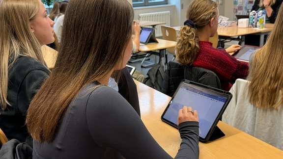 Auf den iPads können Schülerinnen und Schüler zum Beispiel Aufgaben lösen.