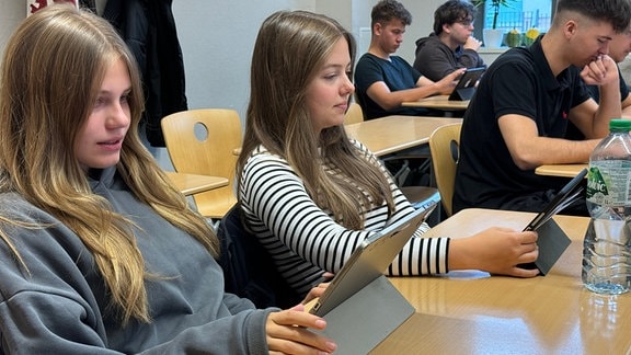 Auf den iPads können Schülerinnen und Schüler zum Beispiel Aufgaben lösen.