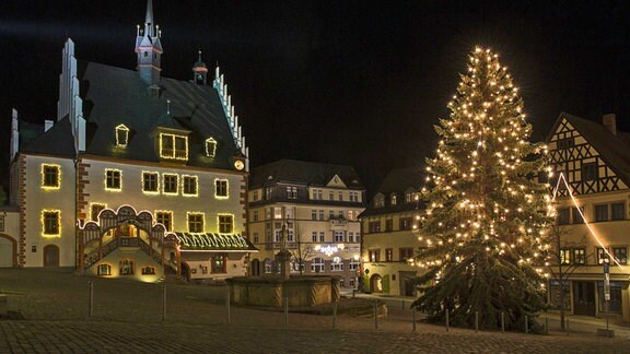 Markt mit Rathaus und Weihnachtsbaum bei Nacht von Pößneck