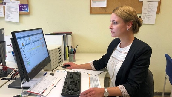 Eine Frau schaut auf einen Computerbildschirm