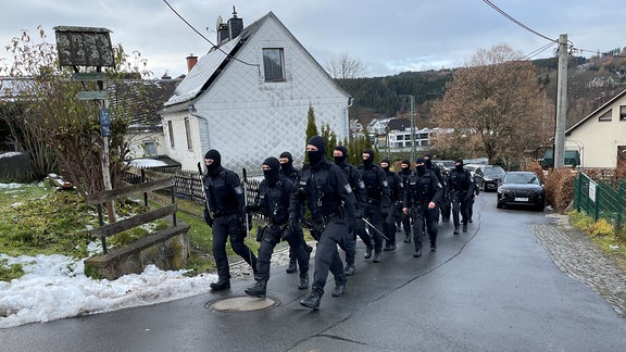 Polizisten vor der Durchsuchung des Jagdschlosses von Heinrich XIII. in Bad Lobenstein. 
