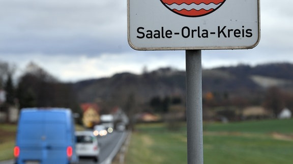 «Herzlich Willkommen im Saale-Orla-Kreis» steht auf dem Schild an einer Straße.