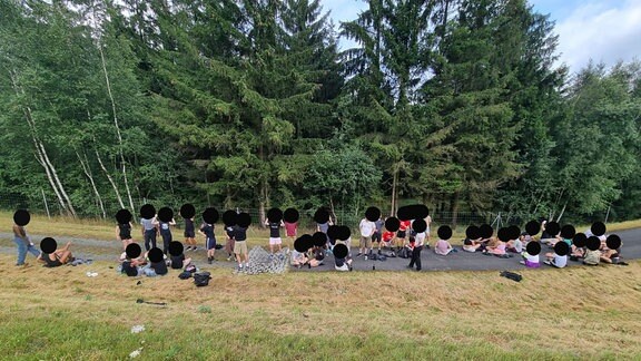 Rund 50 gestrandete Festivalbesucher nahe der Autobahn