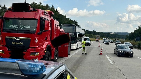 Gestrandeter Bus auf der Autobahn mit einem Abschlepp-Lastwagen davor