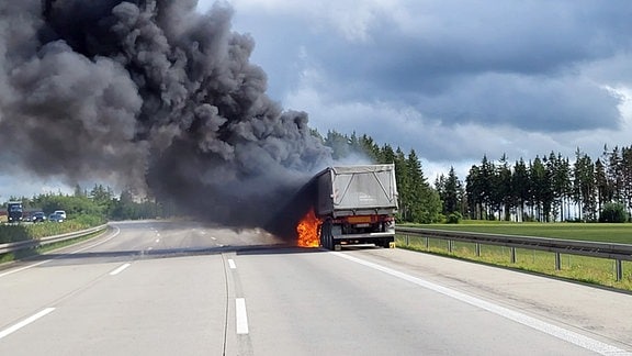 Ein Lkw brennt auf einer Autobahn