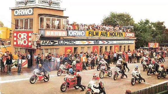 Historische Aufnahme des Sarts eines  Motorradrennens auf dem Schleizer Dreieck 