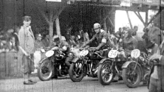 Historische Aufnahmen von Motorradrädern in Startaufstellung