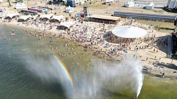 Zahlreiche Besucher des Techno-Festivals "SonneMondSterne" an der Bleilochtalsperre baden vor Beginn des Konzertes