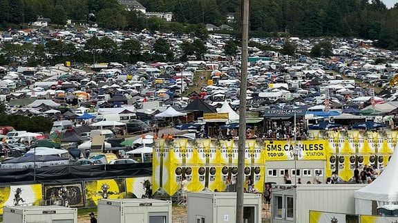 Blick auf die dicht gedrängten Zelte der Festivalbesucher