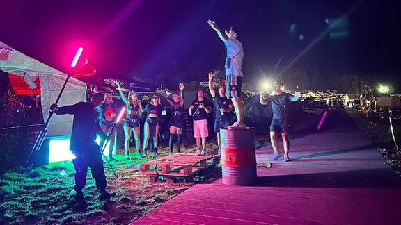 Zehntausende kamen zum "SonneMondSterne"-Festival nahe Saalburg in Thüringen.