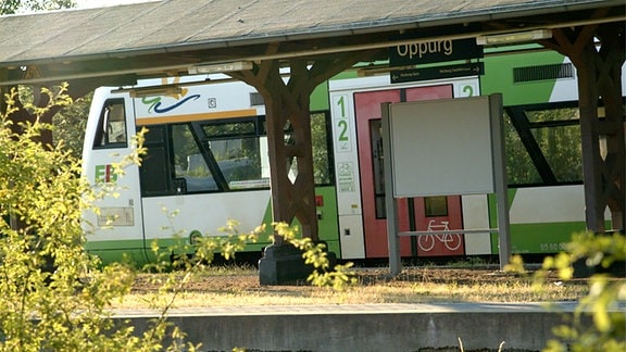 Ein Zug steht an einem bahnhof.