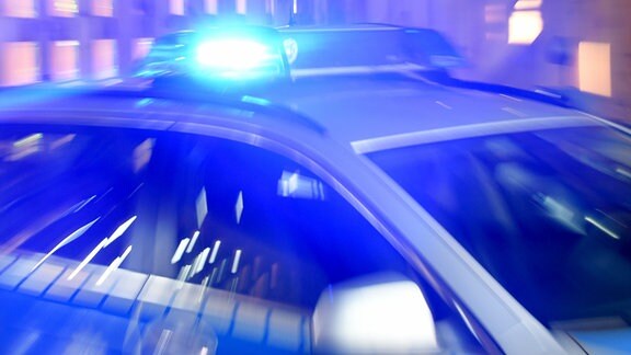 ILLUSTRATION - Ein Streifenwagen der Bundespolizei steht mit eingeschaltetem Blaulicht bereit.