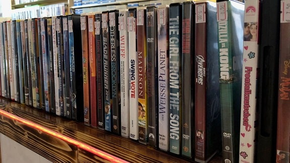 Viele DVD-Hüllen nebeneinander in einem Regal