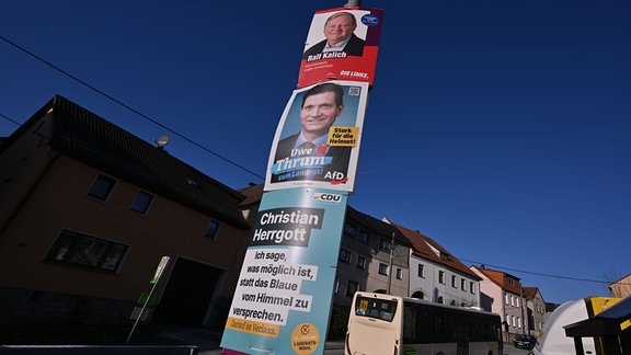 Wahlplakate hängen vor der Landratswahl im Saale-Orla-Kreis am 14. Januar am Straßenrand.