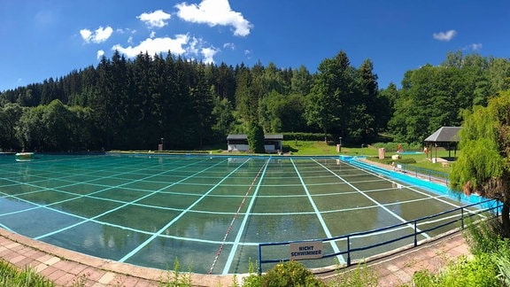 Das klare Quellwasser im Waldbad Bad Lobenstein lädt zur sommerlichen Abkühlung ein.