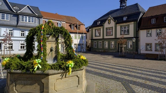 Rathaus und Marktplatz in Bad Blankenburg bei sonnigem Wetter