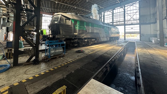 Eine Lok des sowjetischen Baureihe 232 mit Spitznamen "Ljudmilla" im Bahnwerk Saalfeld.