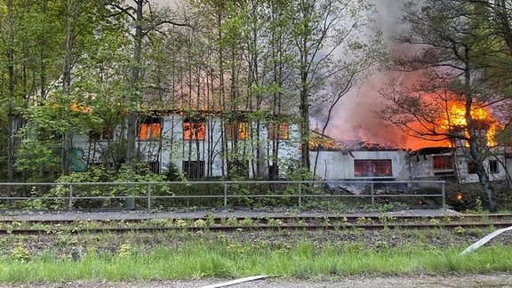 Das ehemalige Sägewerk bei Leutenberg steht komplett in Flammen. 