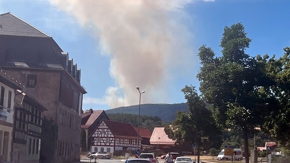 Eine Rauchsäule von einem Feldbrand bei Saalfeld.