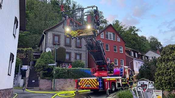Feuerwehreinsatz und ein vFenster mit Brandspuren in Rudolstadt