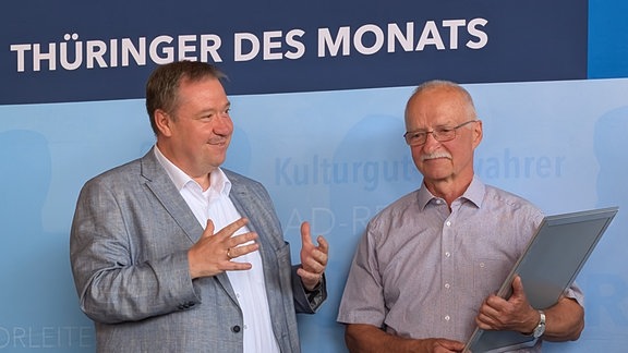 Saalfelds Bürgermeister Dr. Steffen Kania (links) im Gespräch mit Dr. Wolfgang Christoph, dem Thüringer des Monats Juli.