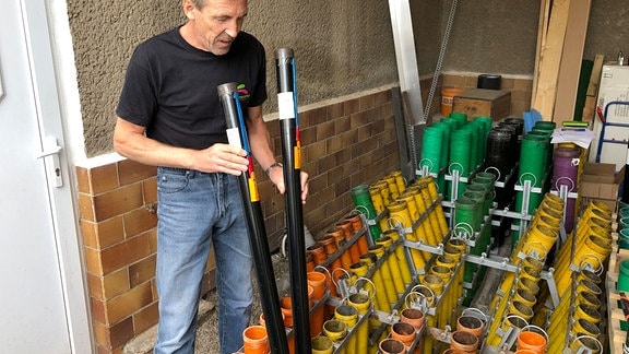 Ein Mann bereitet eine Batterie Feuerwerk vor.