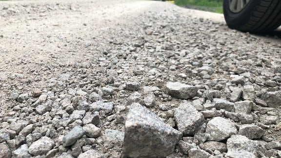 Ein spitzer Stein auf einer Straße.