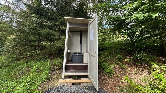 Eine Toilette im Wald