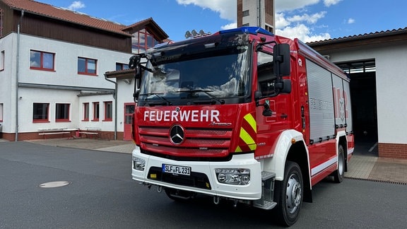 Ein Feuerwehrfahrzeug steht vor der Hauptfeuerwache in Saalfeld.