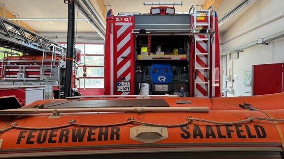 Ein Schlauchboot und zwei Feuerwehrfahrzeuge in der Hauptfeuerwache in Saalfeld