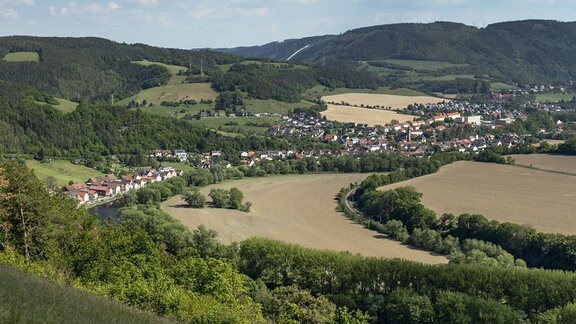 Ein Blick von einem Berg auf das Saaltetal und Kaulsdorf im Sommer.