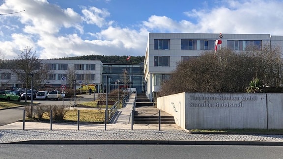 Der Eingang des Krankenhauses in Rudolstadt.