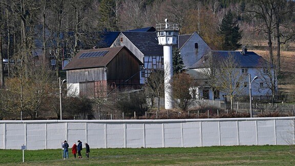 Eine Mauer und ein Wachturm im Deutsch-Deutschen Museum Mödlareuth