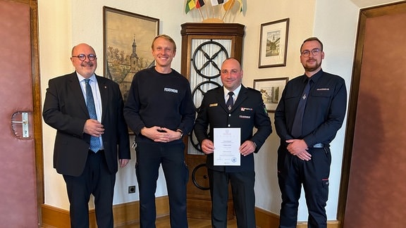 Jörg Reichl, Tobias Hansal, Stadtbrandmeister Wolfgang Lindner und Fachdienstleiter Feuerwehr Nils Spiewack (v.l.n.r.). 