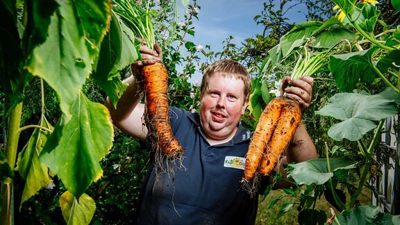 Patrick Teichmann bei der Ernte seiner Heavy Carrot
