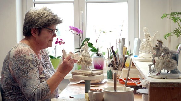 Frau arbeitet in der Ältesten Volkstedter Porzellanmanufaktur.